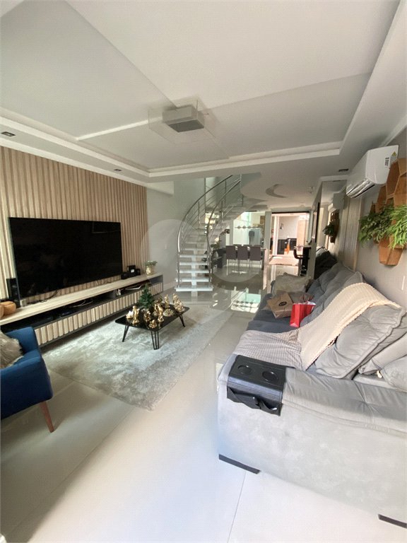 Casa à venda com 4 quartos, sendo 2 suítes, no condomínio Golden Village, Rio de Janeiro - RJ