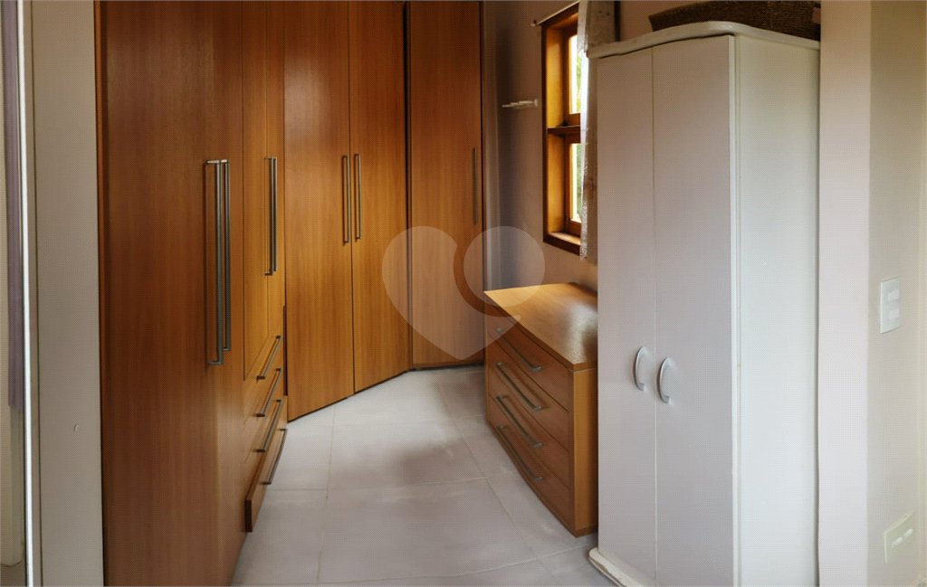 Casa à venda com 4 quartos, sendo 2 suítes, no condomínio Fazendinha Chácara Vale do Rio Cotia, Carapicuíba - SP