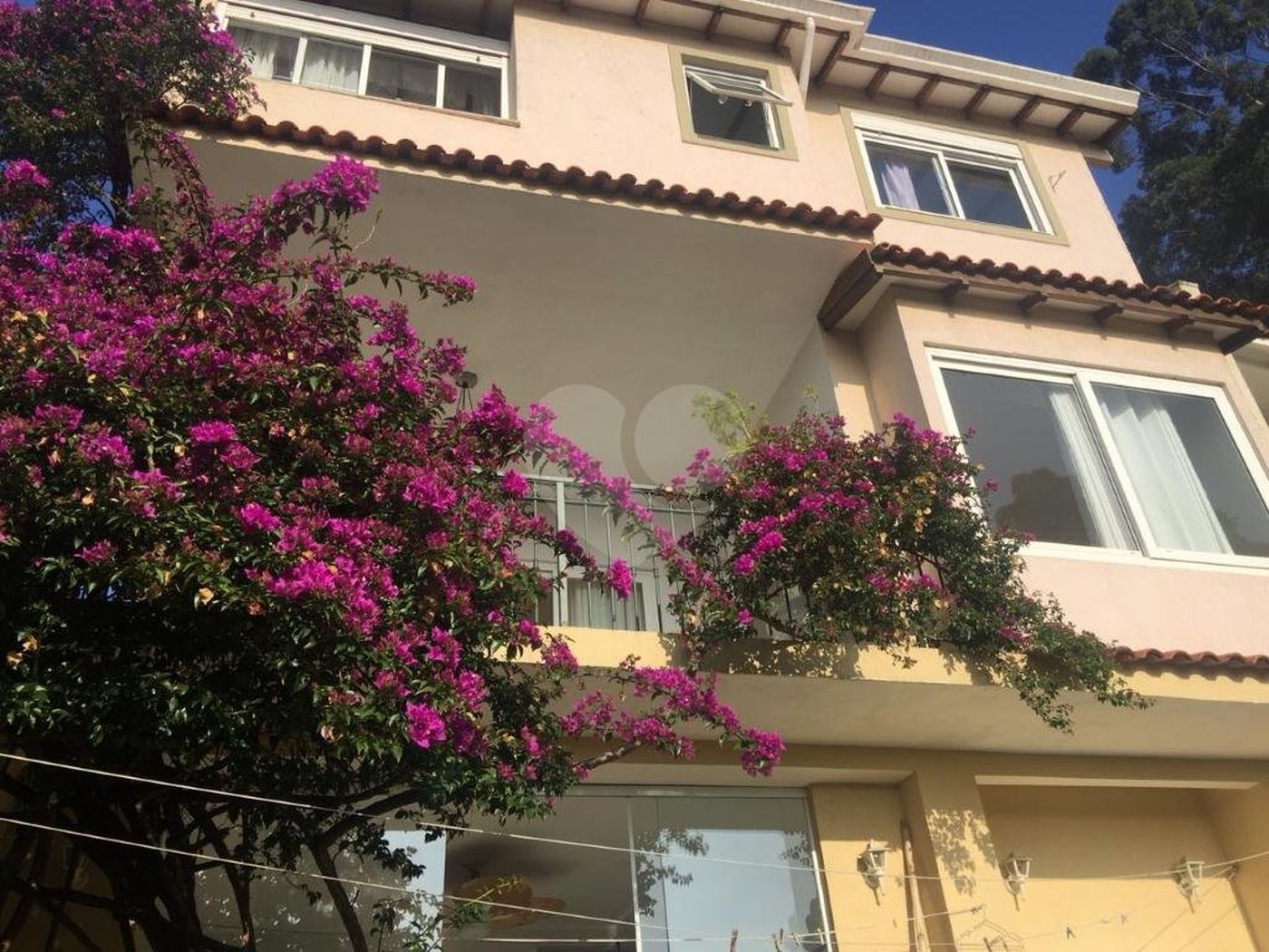 Casa à venda com 5 quartos, sendo 4 suítes, no condomínio Jardim Vitória Régia, São Paulo - SP