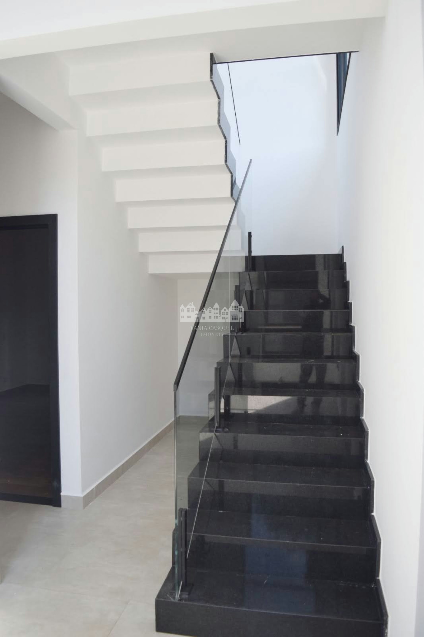 Casa à venda com 4 suítes no condomínio Figueira Garden, Atibaia - SP
