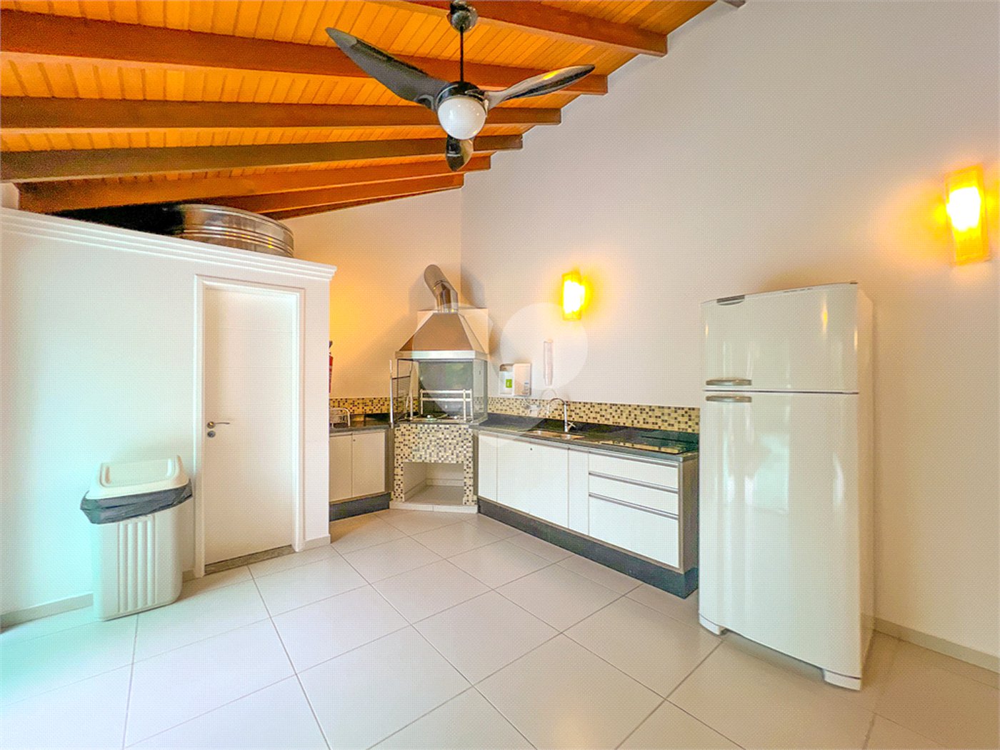 Casa à venda com 3 quartos, sendo 2 suítes, no condomínio Floradas da Serra, São Paulo - SP
