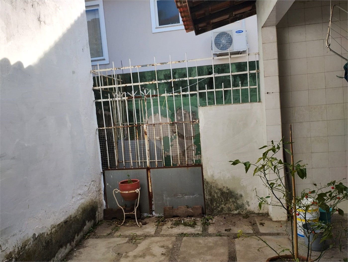 Casa à venda com 5 quartos, sendo 3 suítes, no condomínio Vilarejo, Rio de Janeiro - RJ