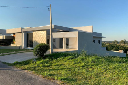Casa à venda com 3 suítes no condomínio Village Ipanema I, Araçoiaba da Serra - SP