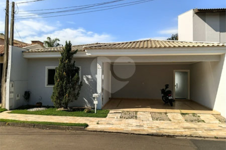 Casa à venda com 3 quartos, sendo 1 suíte,  no condomínio Residencial Eldorado, São Carlos - SP