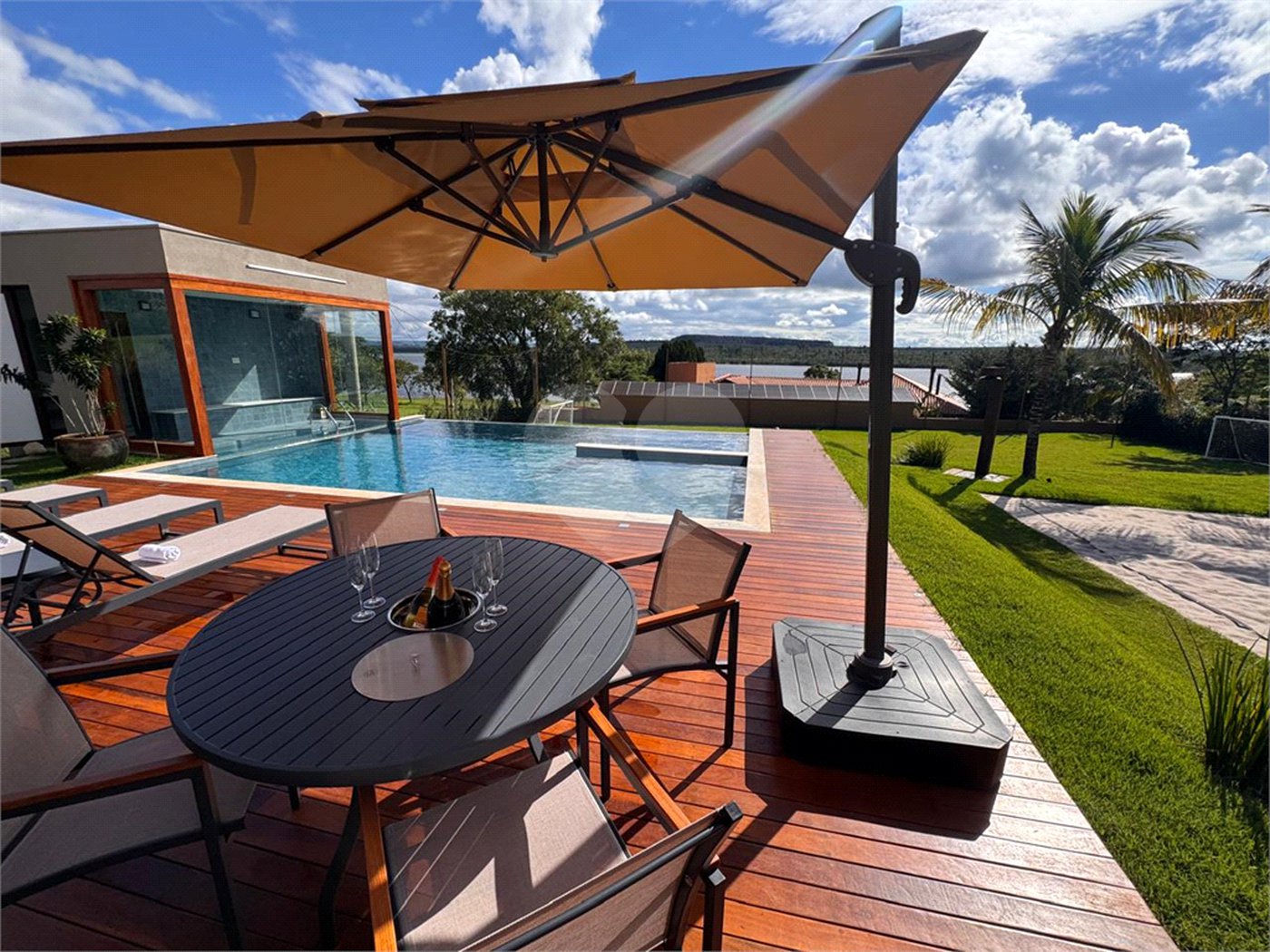 Casa à venda com 6 suítes no condomínio Vila Pinhal, Itirapina - SP