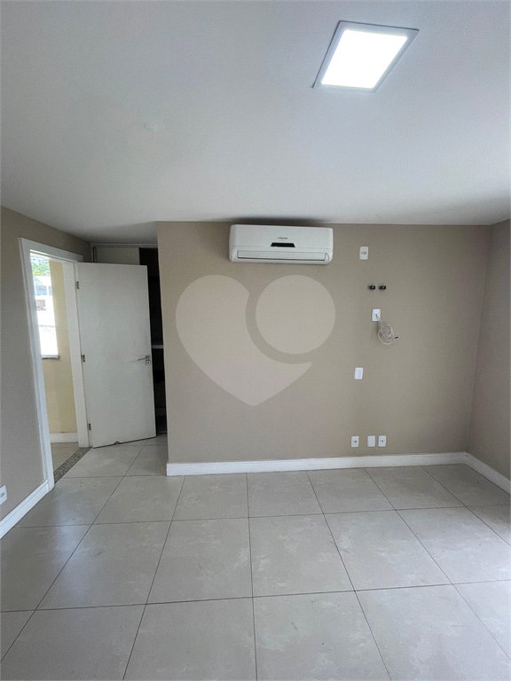 Casa à venda com 3 quartos, sendo 1 suíte, no condomínio Residencial Green Ville, Rio de Janeiro - RJ