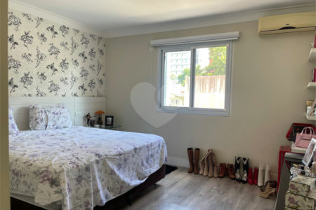 Casa à venda com 4 quartos, sendo 2 suítes,  no condomínio Village Place, São Paulo - SP