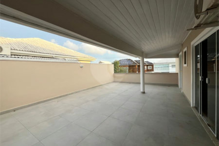 Casa à venda com 4 quartos, sendo 2 suítes, no condomínio Pedra Mar, Rio de Janeiro - RJ