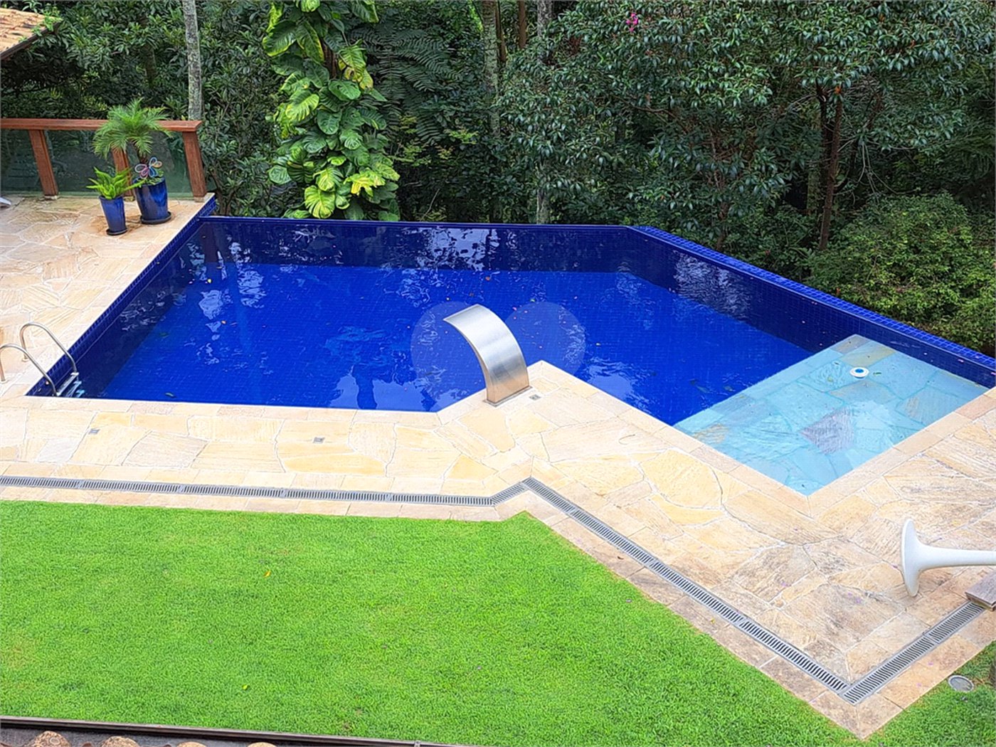 Casa à venda ou para alugar com 3 quartos, sendo 1 suíte,  no condomínio Parque Petrópolis 4 Secção, Mairiporã - SP