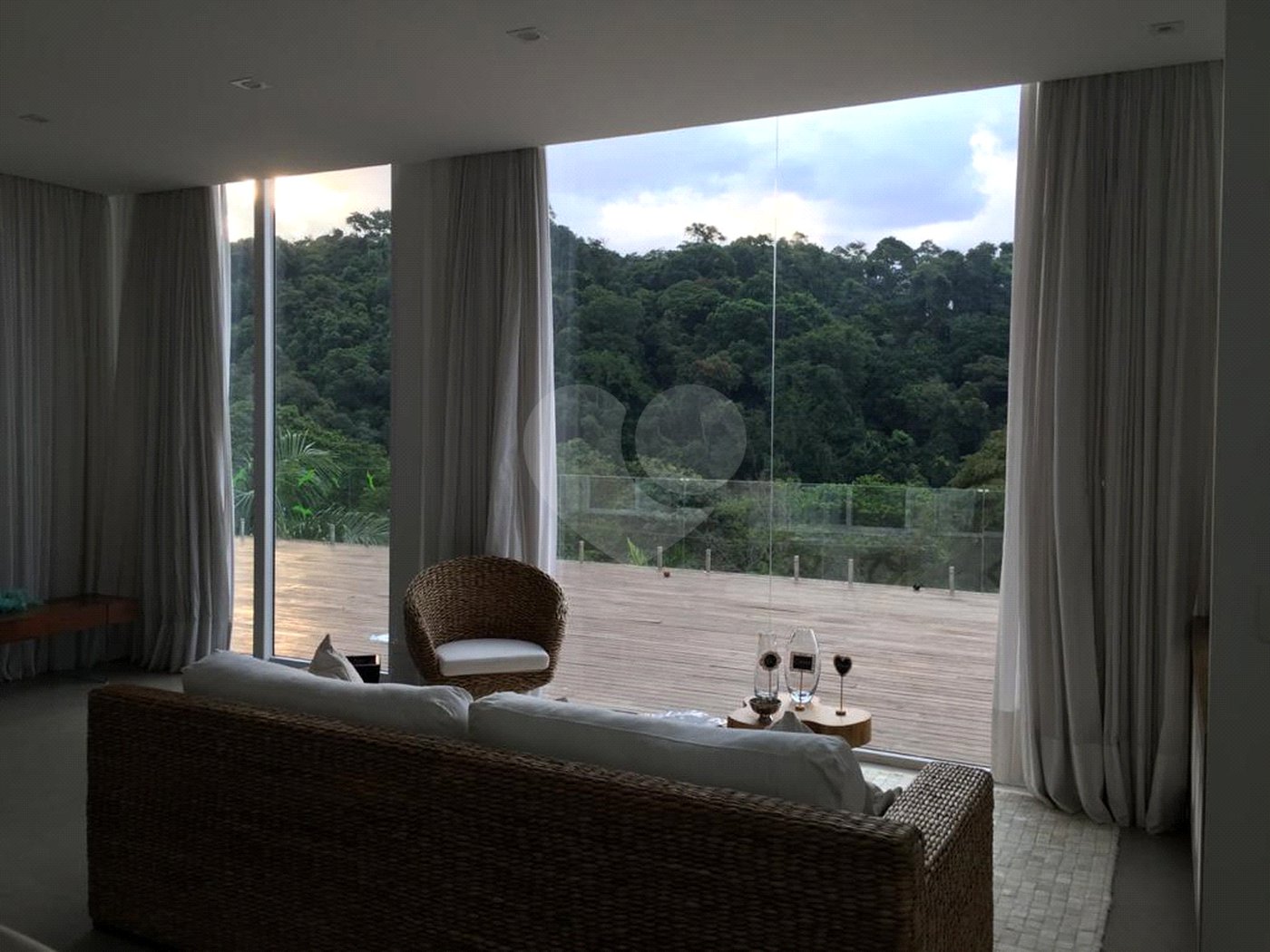 Casa à venda ou para alugar com 4 suítes no condomínio Suíça da Cantareira, Mairiporã - SP
