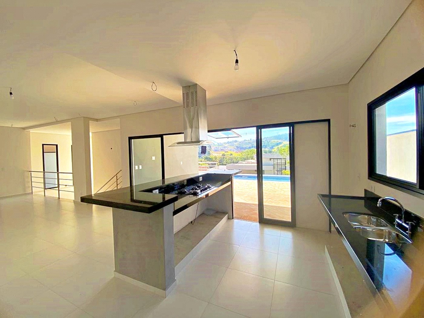 Casa à venda com 3 suítes no condomínio Santa Isabel I, Louveira - SP