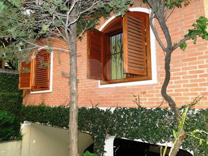 Sobrado à venda com 8 quartos, sendo 2 suítes,  em Santana, São Paulo, SP