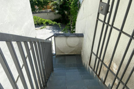 Sobrado à venda com 3 quartos, sendo 1 suíte,  em Parque Maria Domitila, São Paulo, SP
