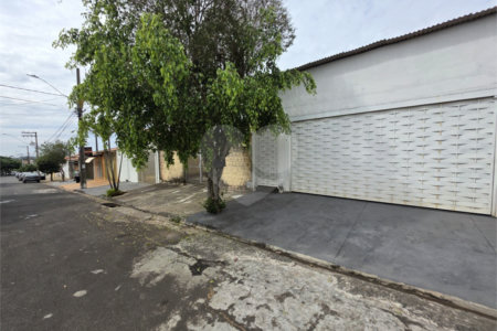 Casa térrea à venda no Douradinho com 2 quartos e edícula com mais dois quartos e 2 banheiros.