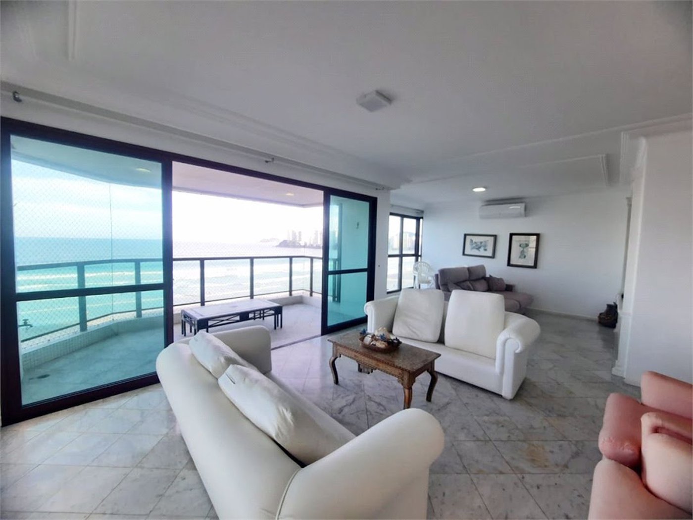 Apartamento Residencial à venda, Pitangueiras, Guarujá - AP0136.