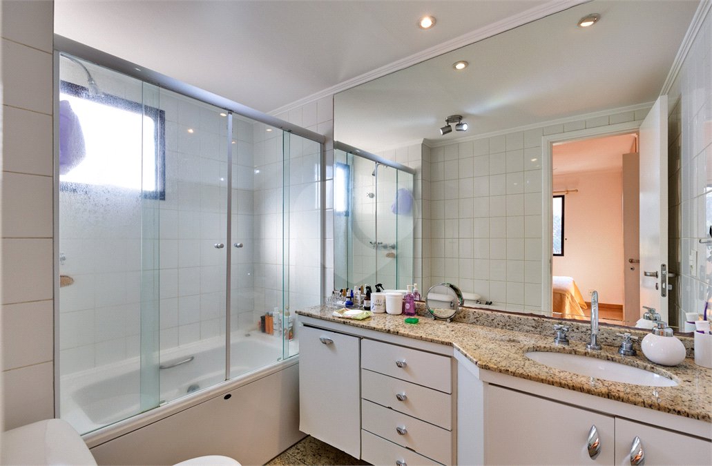 Apartamento à venda com 3 quartos, sendo 1 suíte, em Santo Amaro, São Paulo, SP