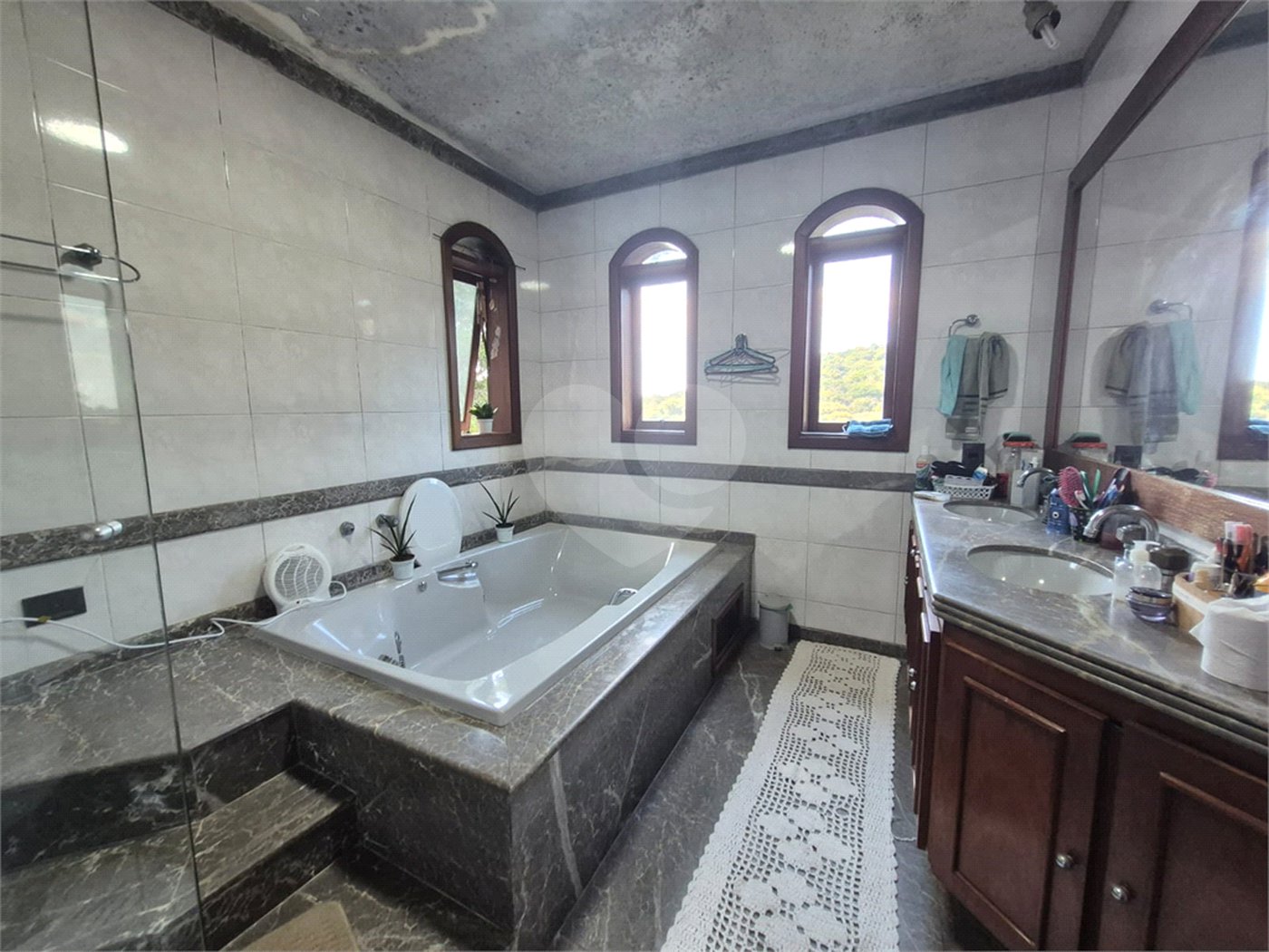 Casa à venda com 3 quartos, sendo 4 suítes, no condomínio Alpes da Cantareira, Mairiporã - SP