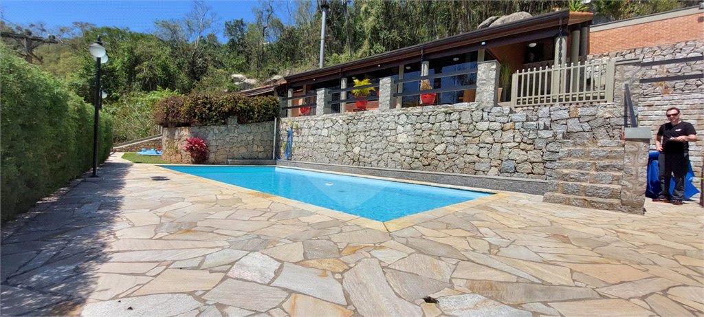 Casa à venda com 3 quartos, sendo 2 suítes, no condomínio Alpes de Caieiras, Caieiras - SP