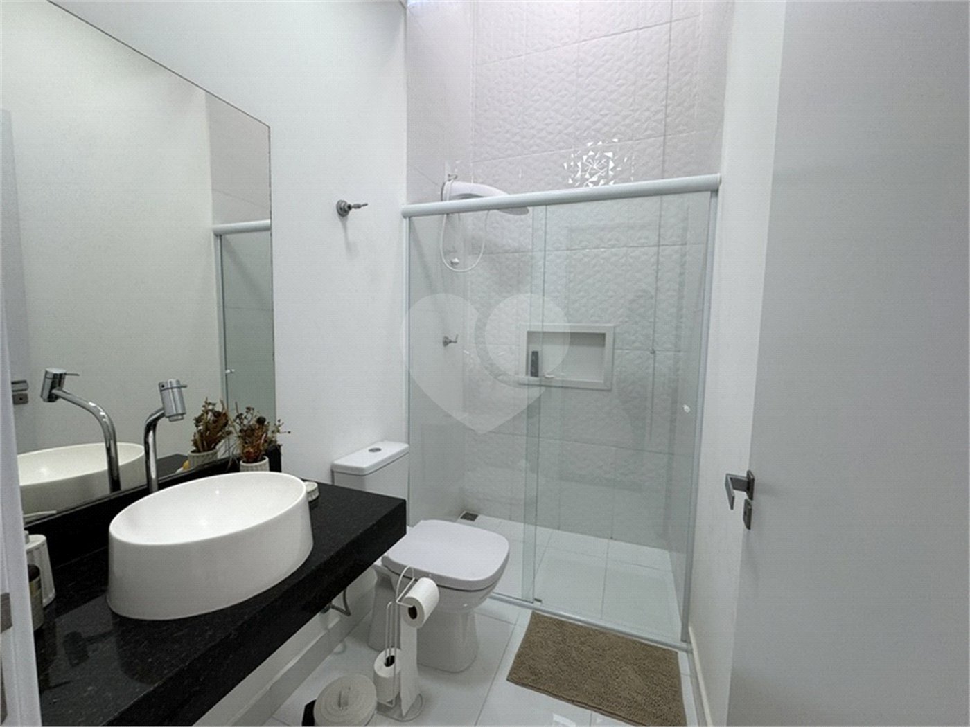 Casa à venda com 3 quartos, sendo 1 suíte, no condomínio Jardim Guarujá, Salto - SP
