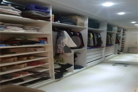 Casa à venda com 5 quartos, sendo 4 suítes, no condomínio Village Saint Charbel, Araçoiaba da Serra - SP