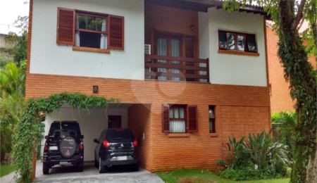 Casa à venda com 4 quartos, sendo 2 suítes, no condomínio Ypê Branco I, São Paulo - SP