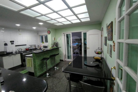 Sobrado à venda com 4 quartos, sendo 2 suítes, em Vila Paulicéia, São Paulo, SP