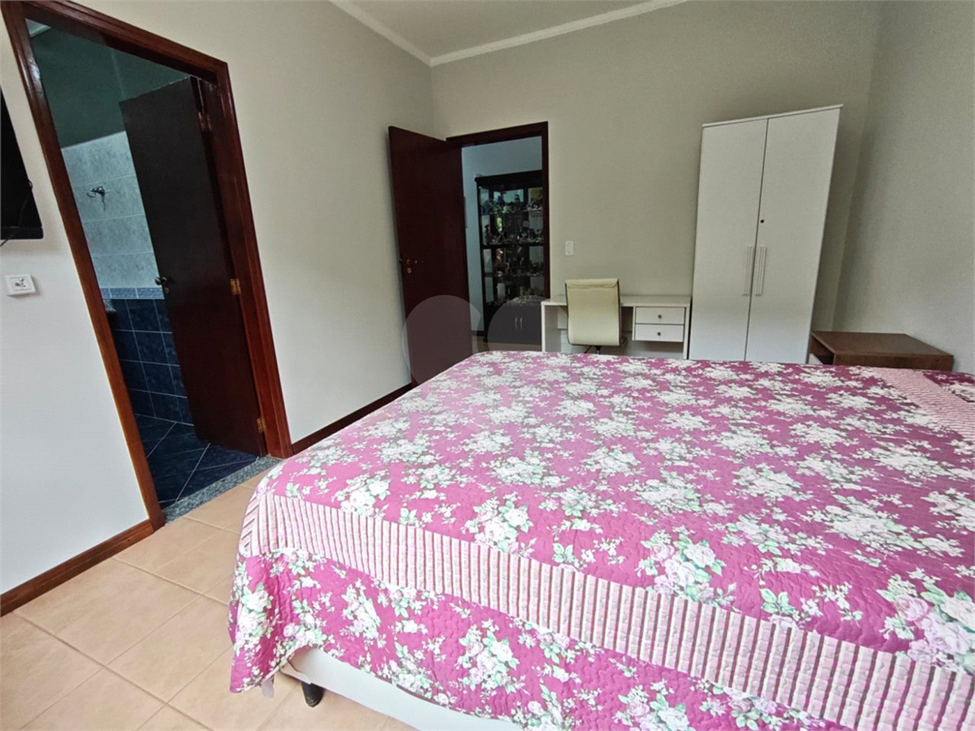 Casa à venda com 4 quartos, sendo 2 suítes,  em Country Residencial Felix, Bom Jesus dos Perdões, SP