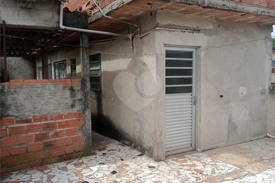 Terreno com 6 casas em 293m² de área total.
