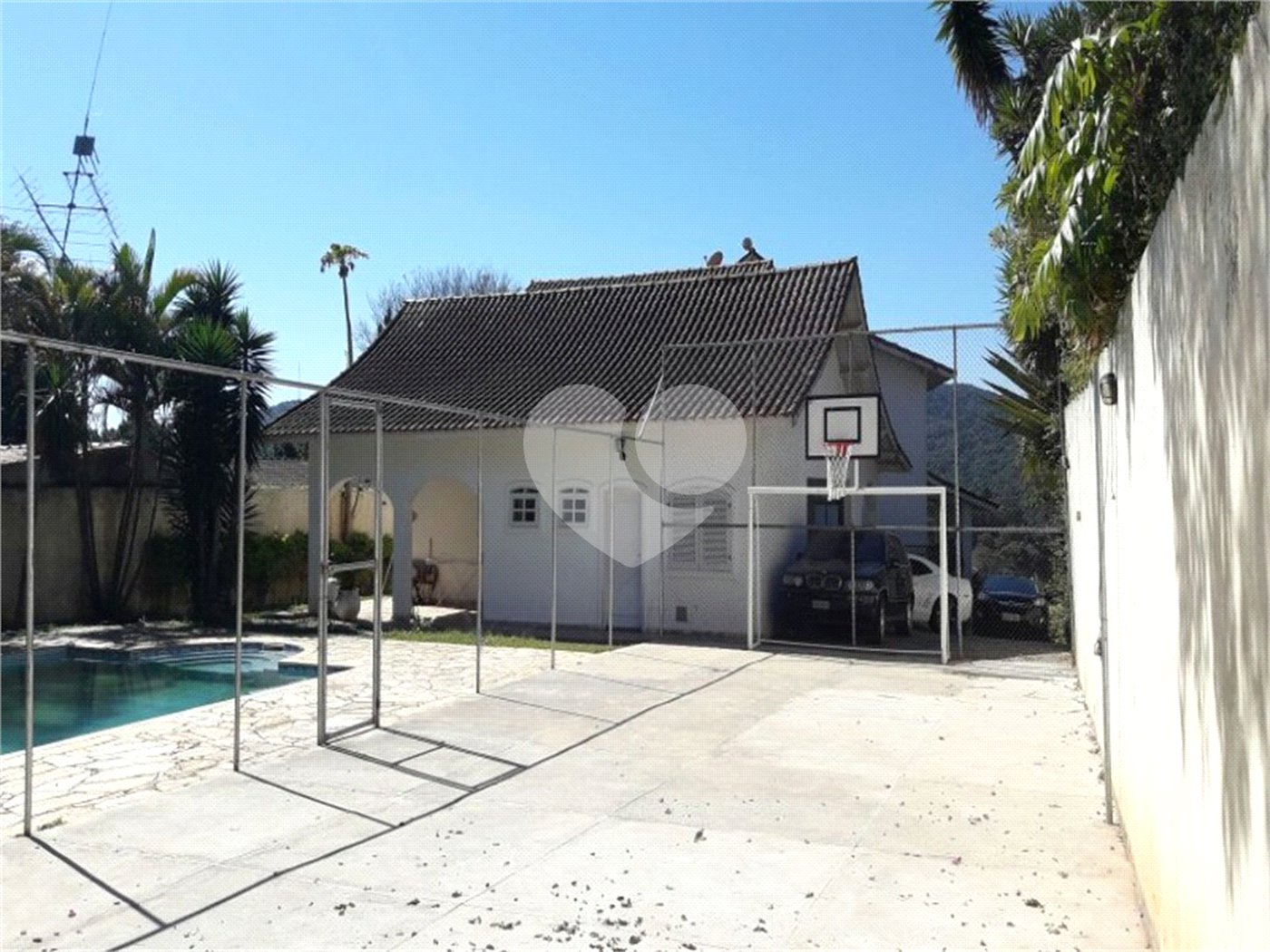 Casa à venda com 3 quartos, sendo 2 suítes, no condomínio Alpes da Cantareira, Mairiporã - SP