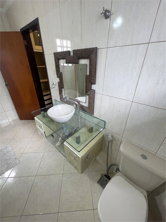 Casa à venda com 5 quartos, sendo 3 suítes, no condomínio Recanto das Palmeiras, Rio de Janeiro - RJ