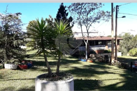 Chácara à venda com 8 quartos, sendo 3 suítes, no Centro, Toledo, MG