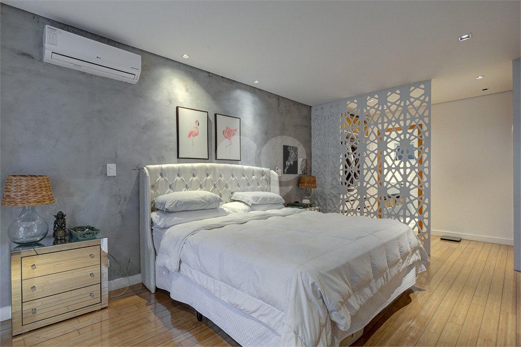 Casa à venda com 4 suítes no condomínio Ville de France, São Paulo - SP