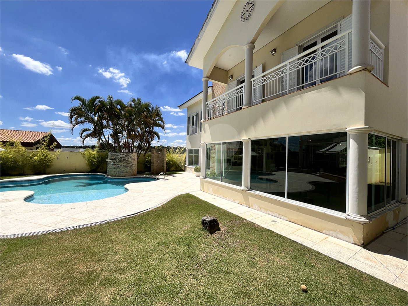 Casa à venda com 5 quartos, sendo 3 suítes,  no condomínio Village Saint Charbel, Araçoiaba da Serra - SP