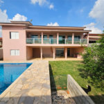 Casa à venda com 4 quartos, sendo 1 suíte,  no condomínio Jardim Shangri-lá, Atibaia - SP
