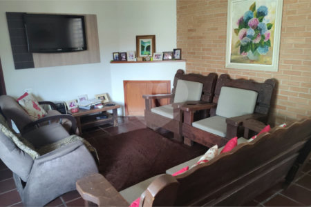 Casa à venda com 4 quartos, sendo 1 suíte, em Jardim Celani, Salto, SP