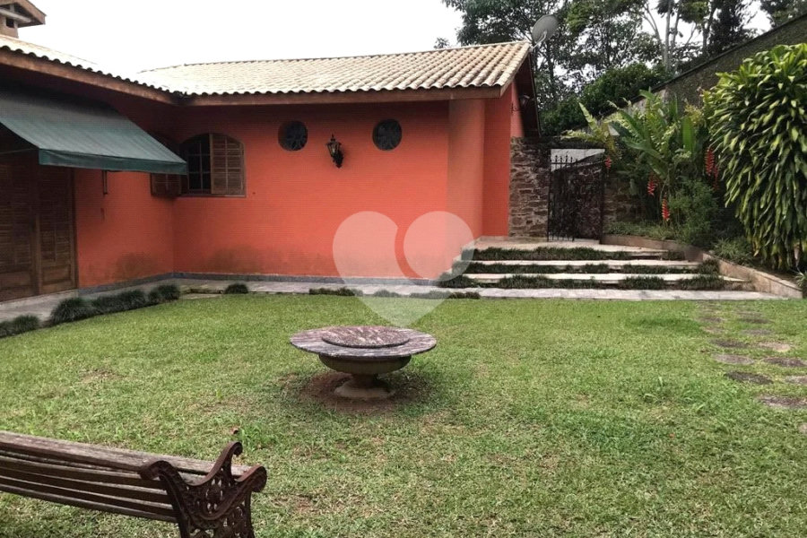 Casa à venda com 5 quartos, sendo 3 suítes, no condomínio Alpes da Cantareira, Mairiporã - SP