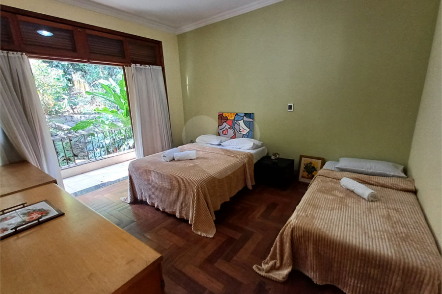 Casa à venda com 4 quartos, sendo 2 suítes, no condomínio Champs Elysees Village, Mairiporã - SP