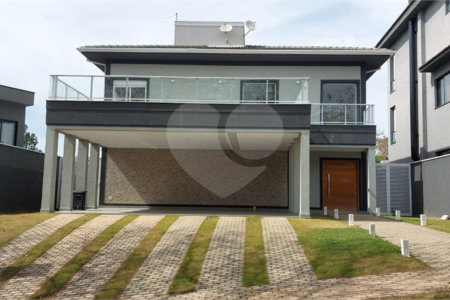 Casa à venda com 3 suítes no condomínio Figueira Garden, Atibaia - SP