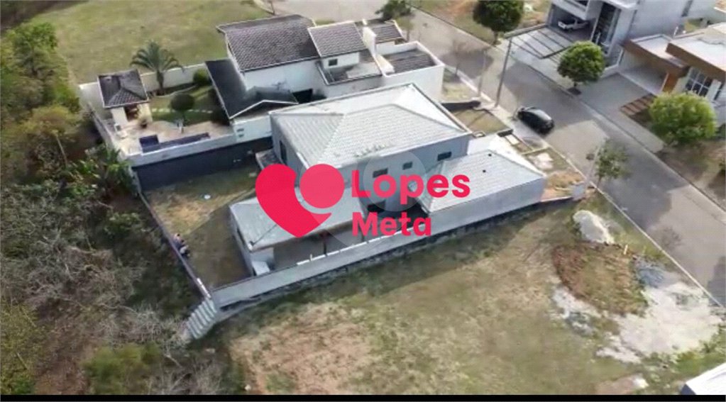 Casa à venda com 4 quartos, sendo 2 suítes, no condomínio Terras do Vale, Caçapava - SP