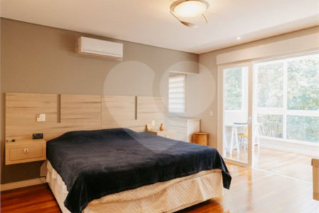 Casa à venda com 5 quartos, sendo 4 suítes, no condomínio Figueira Garden, Atibaia - SP