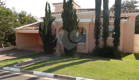 Casa à venda com 3 suítes no condomínio Recanto dos Paturis, Vinhedo - SP