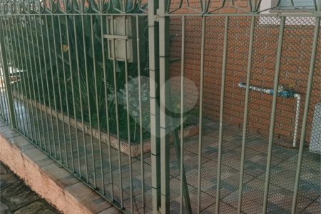 Linda casa no centro com 3 quartos.