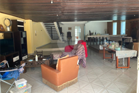 Sobrado à venda com 4 quartos, sendo 2 suítes, em Paraisópolis, São Paulo, SP