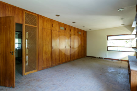 Casa à venda com 5 quartos, sendo 3 suítes, no condomínio Chácara Flora, São Paulo - SP