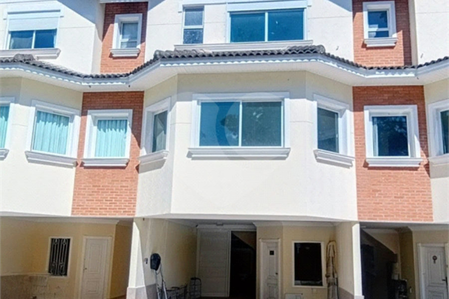 Casa à venda com 3 suítes no condomínio Residencial Jd. Floresta, São Paulo - SP