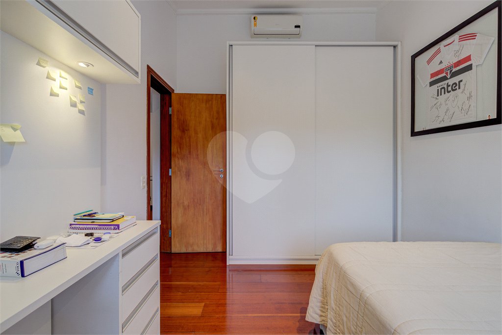 Casa à venda com 4 quartos, sendo 2 suítes, no condomínio Vila Antonieta, São Paulo - SP