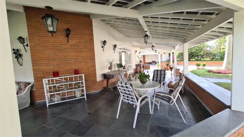 Casa à venda com 5 quartos, sendo 3 suítes,  no condomínio Village Sans Souci, Valinhos - SP
