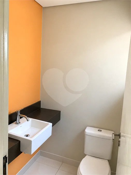 Cobertura de 255 m² com 3 dormitórios, 1 suíte, cozinha planejada, 2 vagas e área gourmet com churrasqueira.
