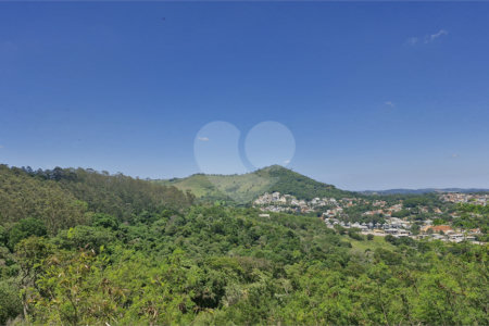 Casa à venda com 4 quartos, sendo 2 suítes, no condomínio Jaboticabeiras, Atibaia - SP