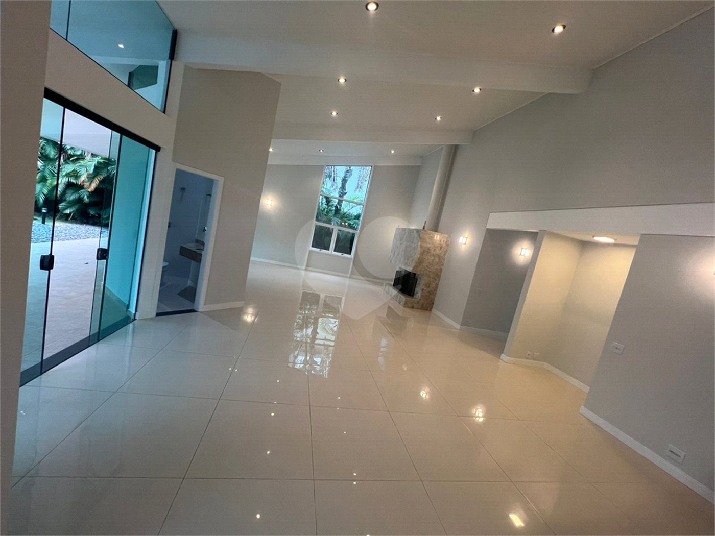 Casa à venda ou para alugar com 4 quartos, sendo 2 suítes, no condomínio Lago Azul, Araçoiaba da Serra - SP